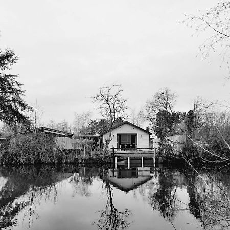 赫尔Rustig Gelegen Chalet Kapeki Met Tuin Aan Het Water别墅 外观 照片