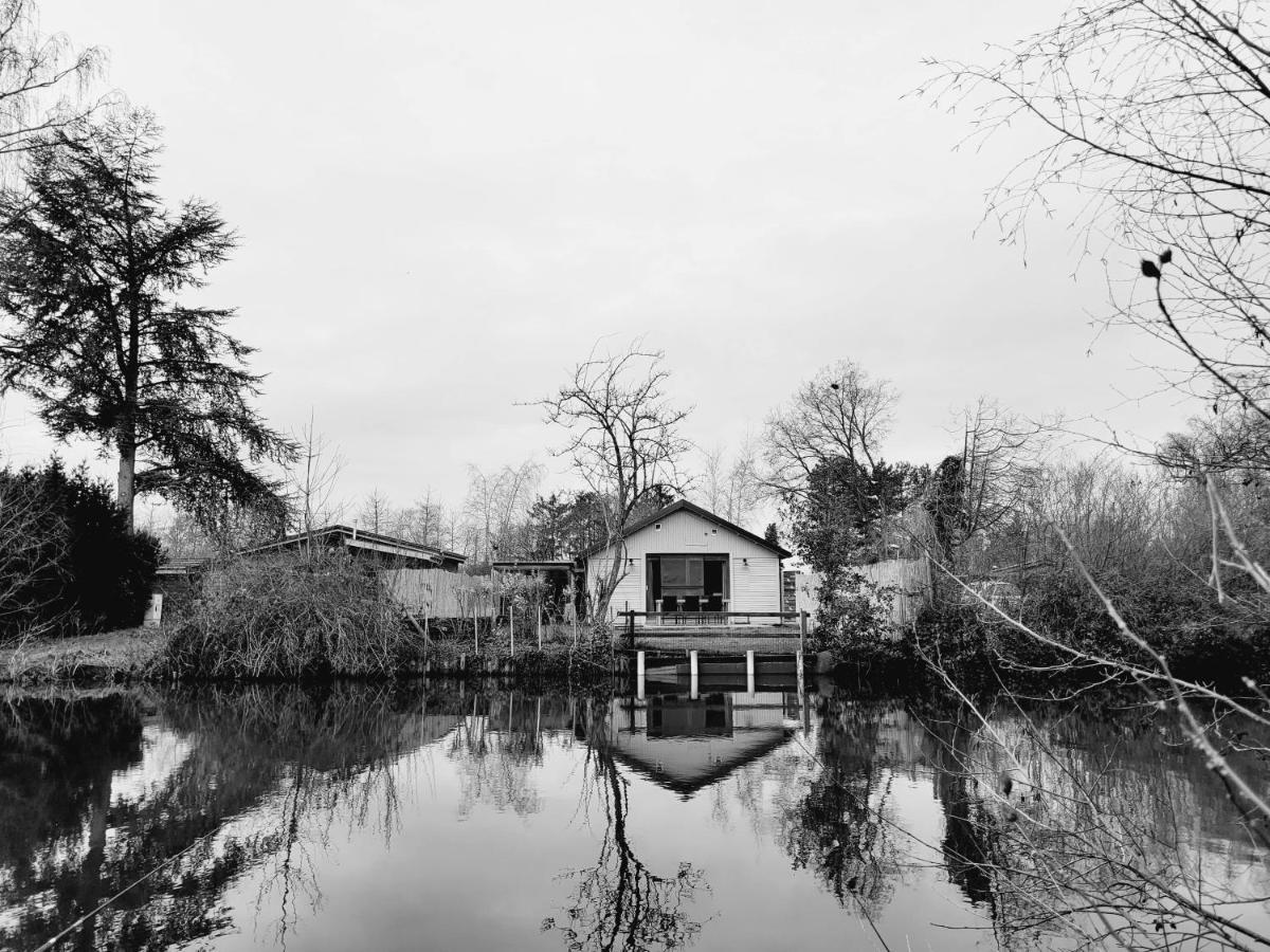 赫尔Rustig Gelegen Chalet Kapeki Met Tuin Aan Het Water别墅 外观 照片